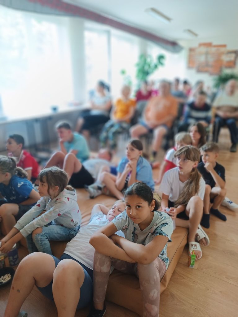 grupa osób ogląda wspólnie film