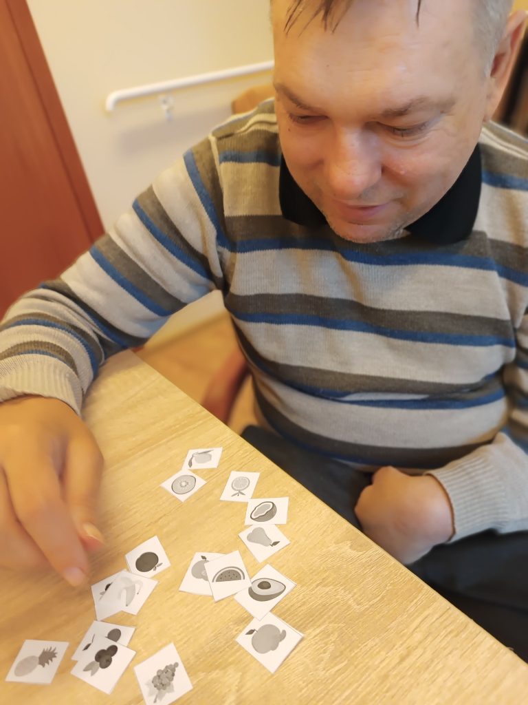 Podopieczny rozwiązuje zadania o tematyce owocowej