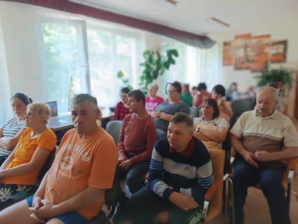 grupa osób ogląda wspólnie film