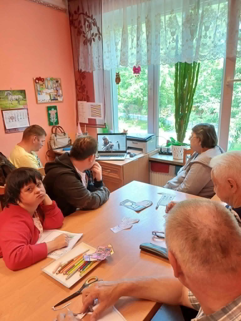 Grupa podopiecznych ogląda film edukacyjny