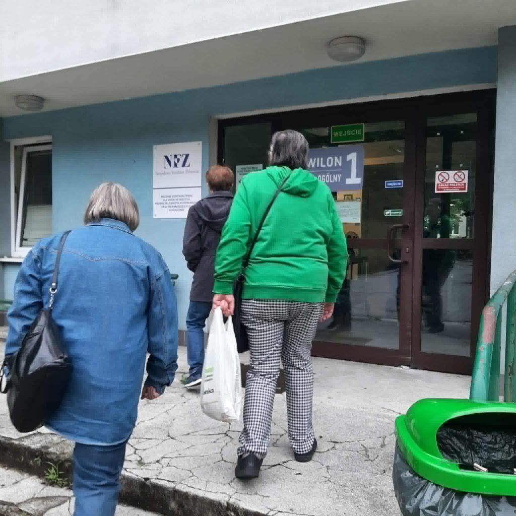 podopieczni wchodzą do budynku ZOL