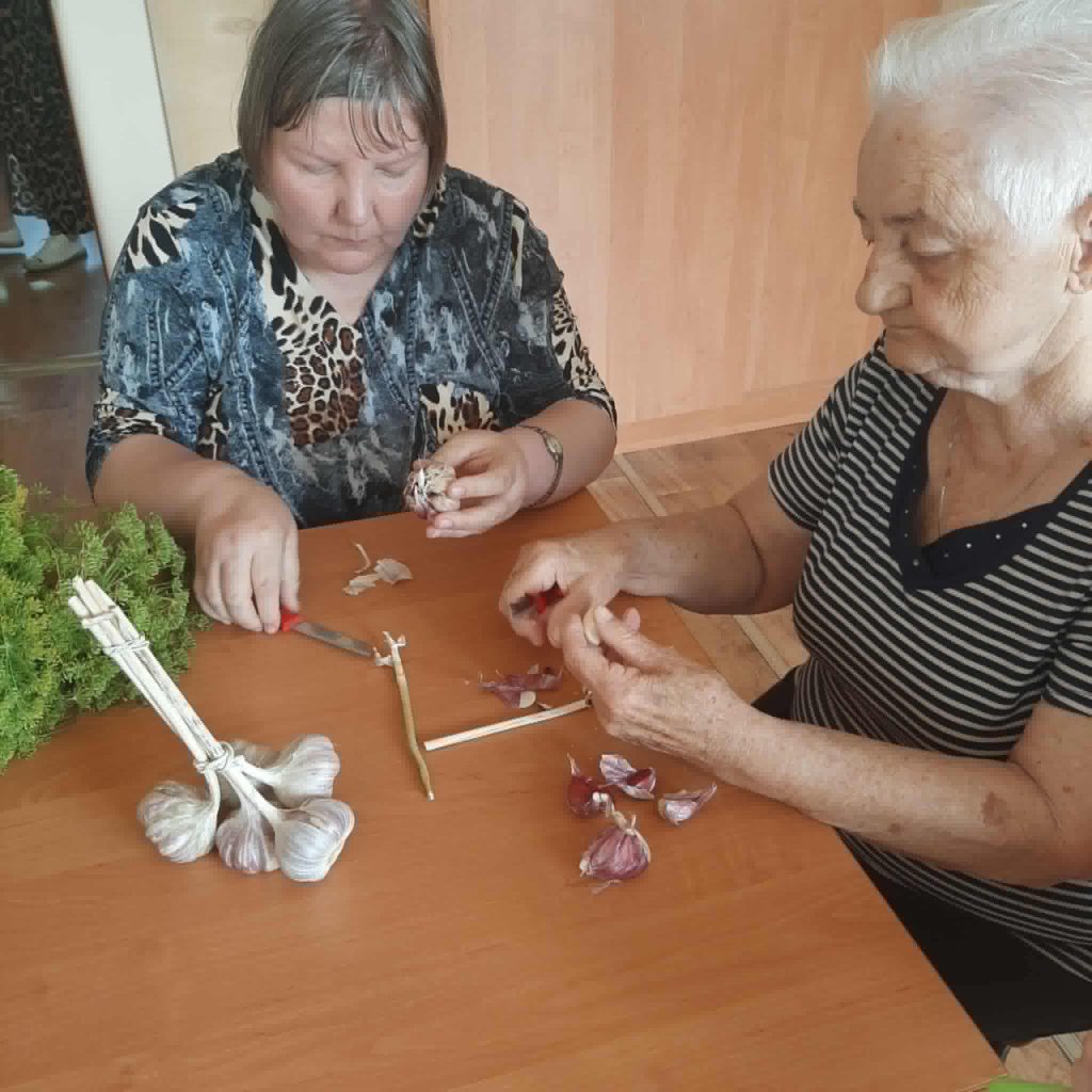 Podopieczne łupią czosnek
