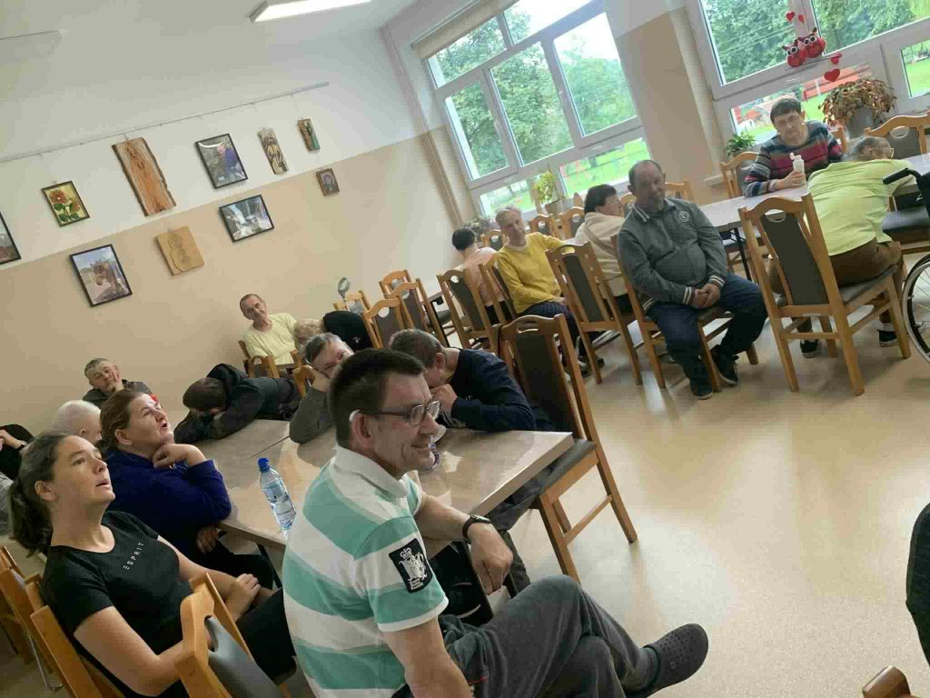 Podopieczni oglądają film edukacyjny