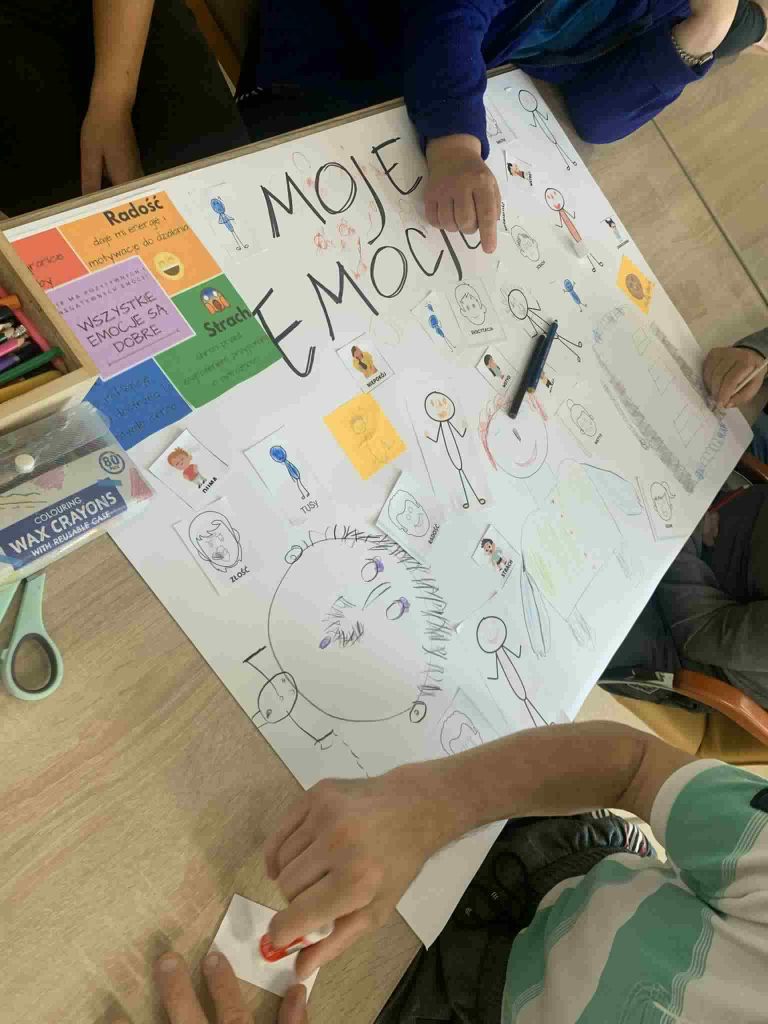 Podopieczni tworzą plakat o emocjach