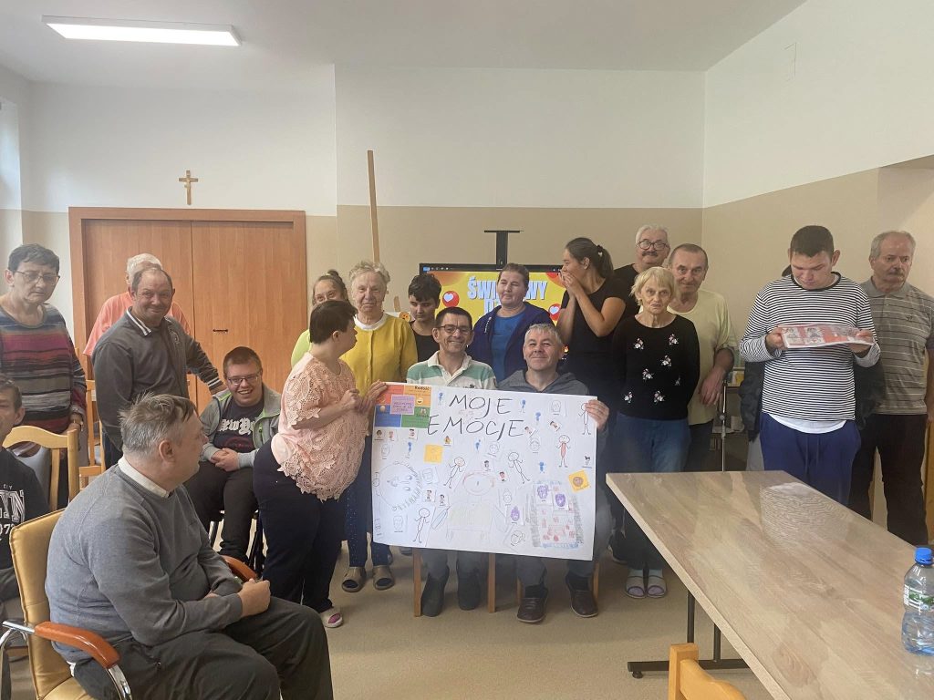 grupa prezentuje plakat wykonany podczas zajęć