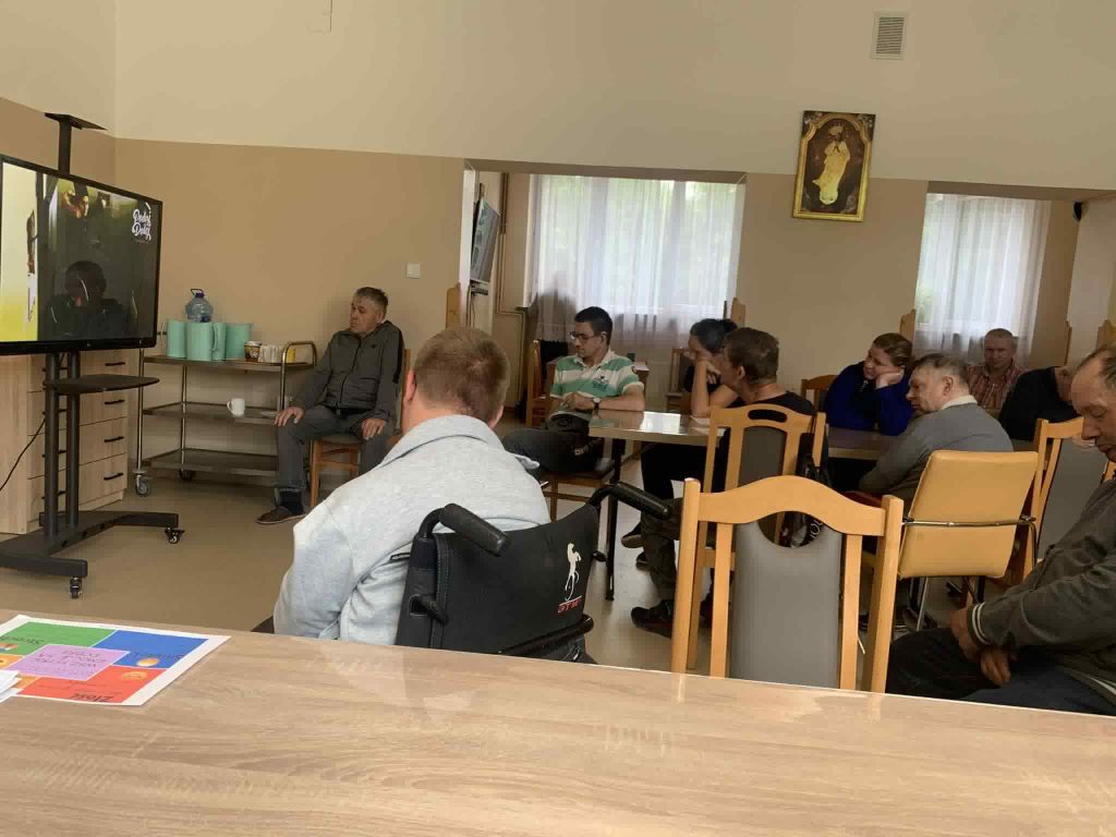 Podopieczni oglądają film edukacyjny
