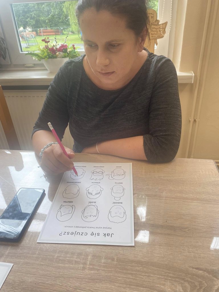 Podopieczna rozwiązuje zadania edukacyjne