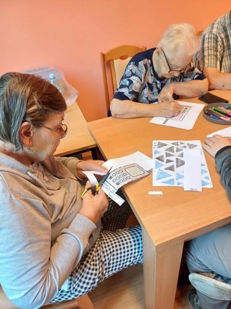Podopieczni przygotowują plakat informacyjny