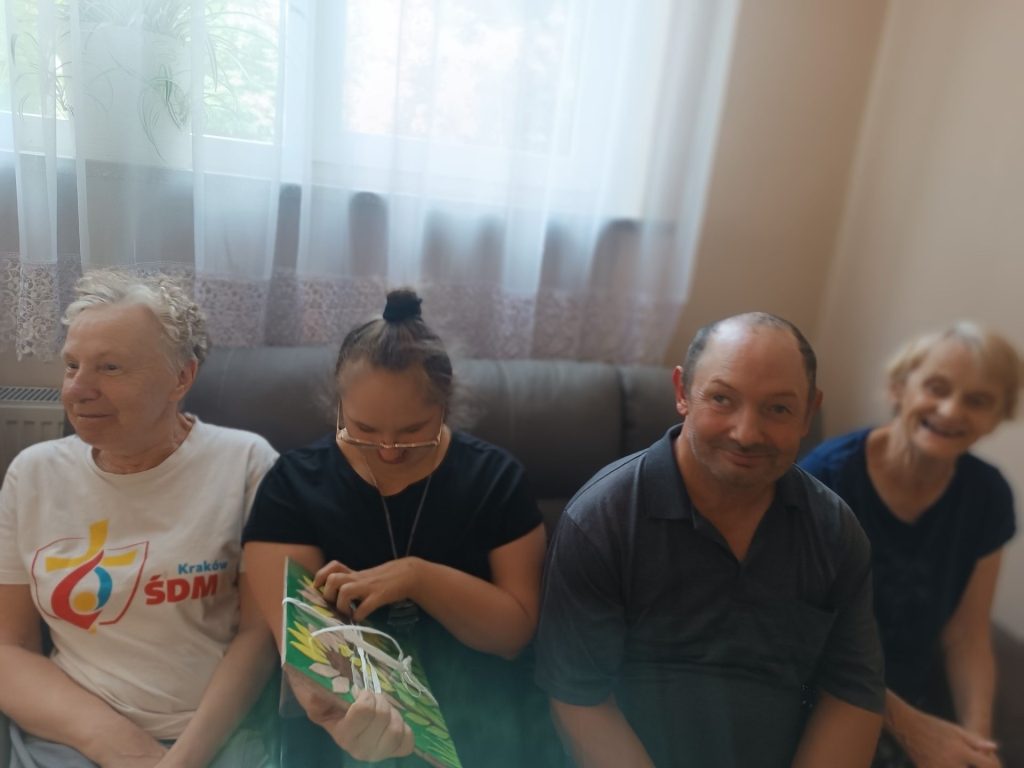 Podopieczni pozują z solenizantką