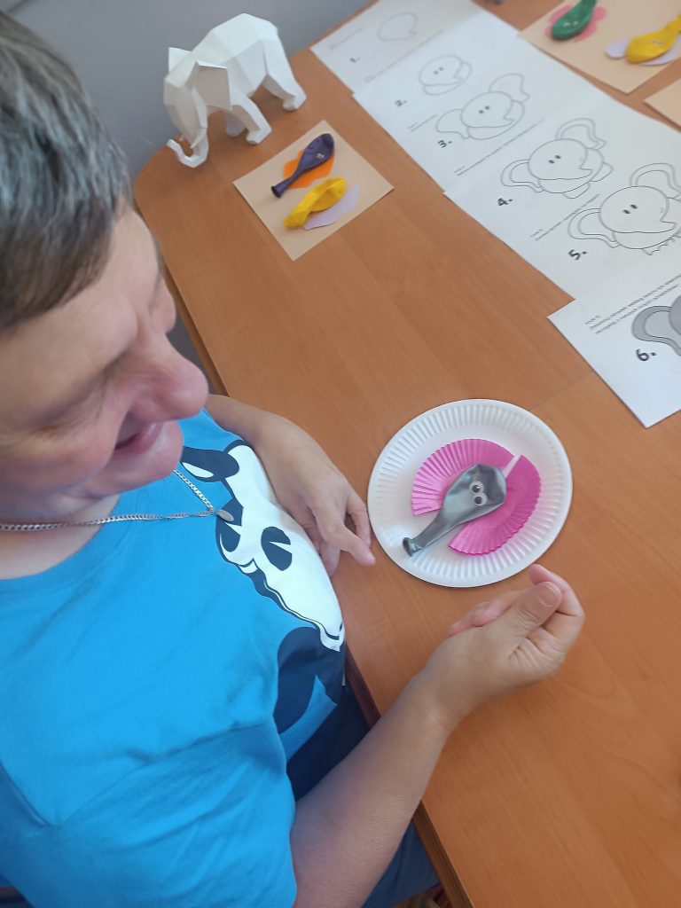 Podopieczni wykonują prace plastyczne dotyczące słoni