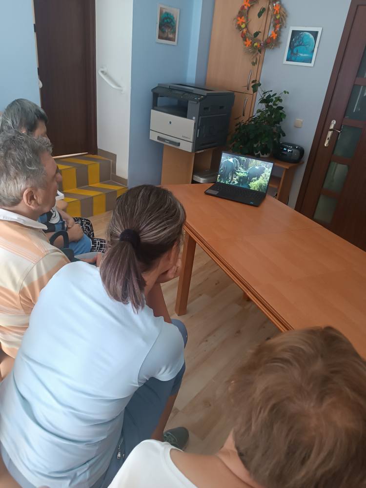 Podopieczni oglądają film edukacyjny