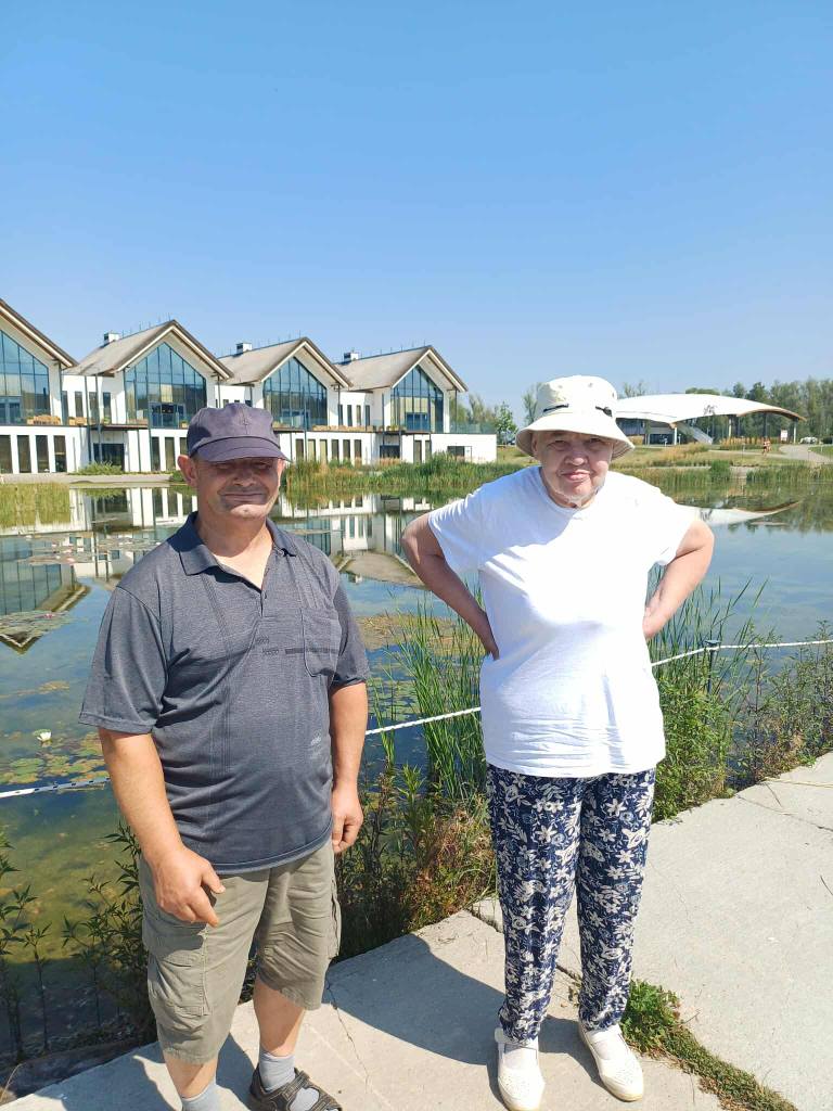 Grupa osób na plaży w Kuter Port Nieznanowice
