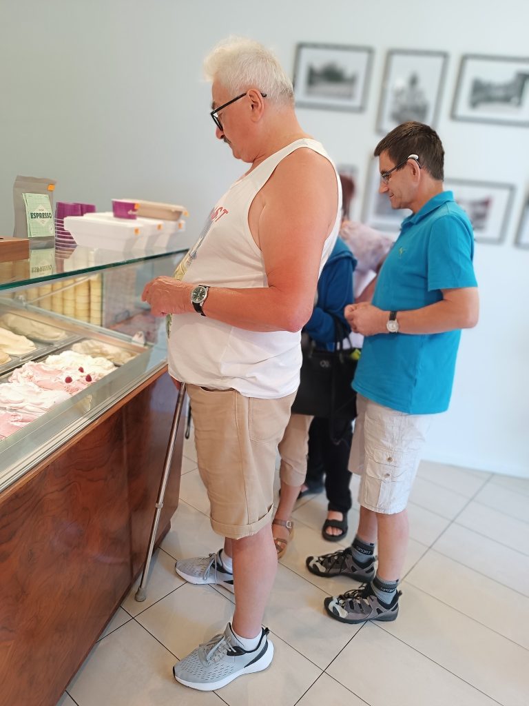 Podopieczni kupują lody w lodziarni