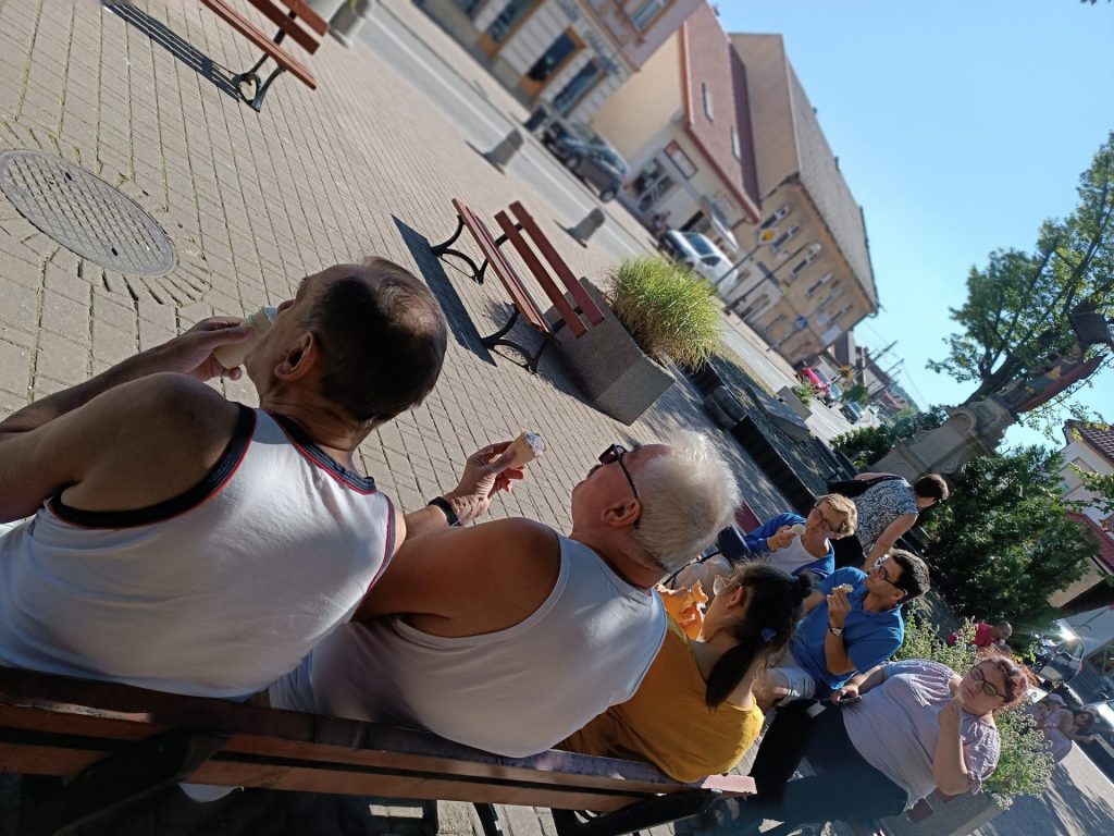 Podopieczni jedzą lody