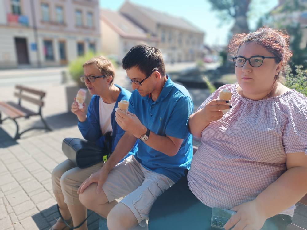 Podopieczni jedzą lody