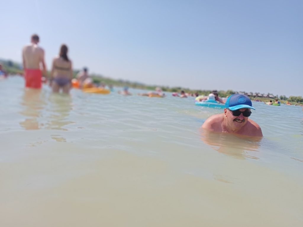 Grupa osób w kąpielisku Kuter Port