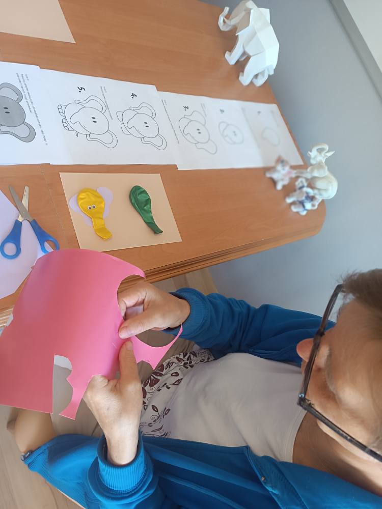 Podopieczni wykonują prace plastyczne dotyczące słoni