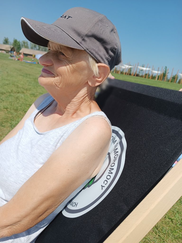 podopieczna siedzi na leżaku na plaży
