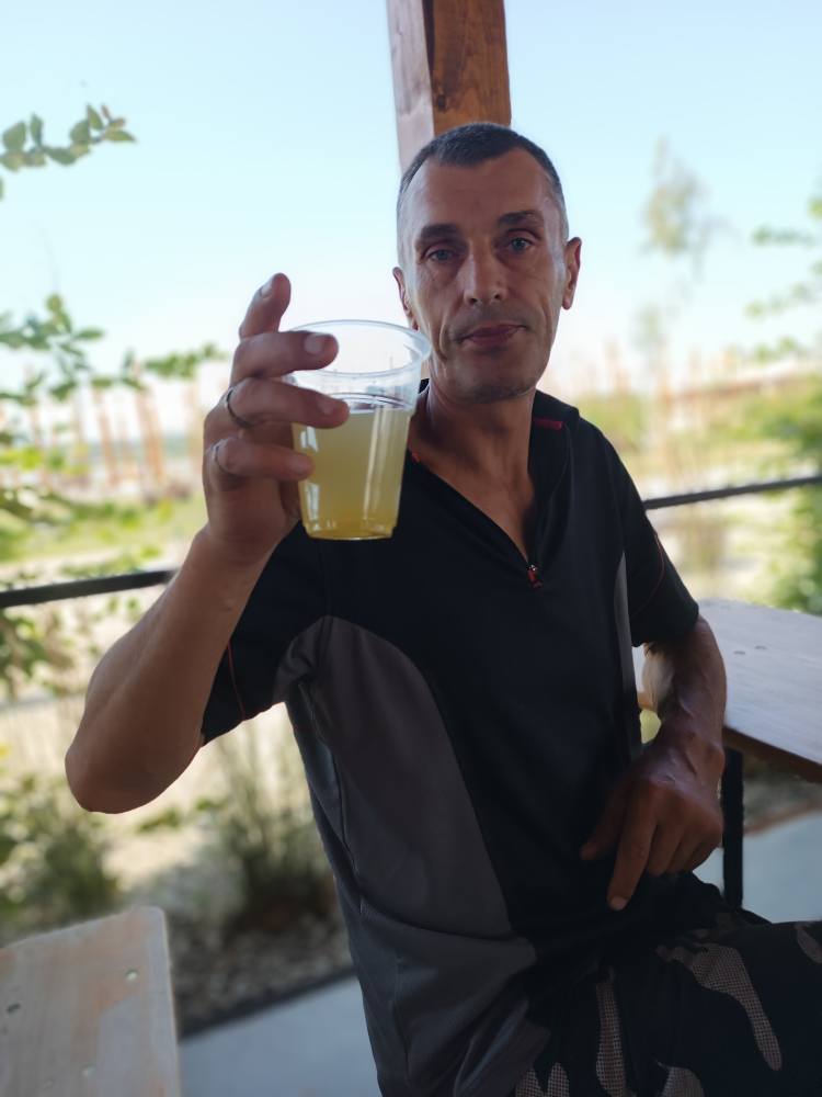 Podopieczny pije lemoniadę