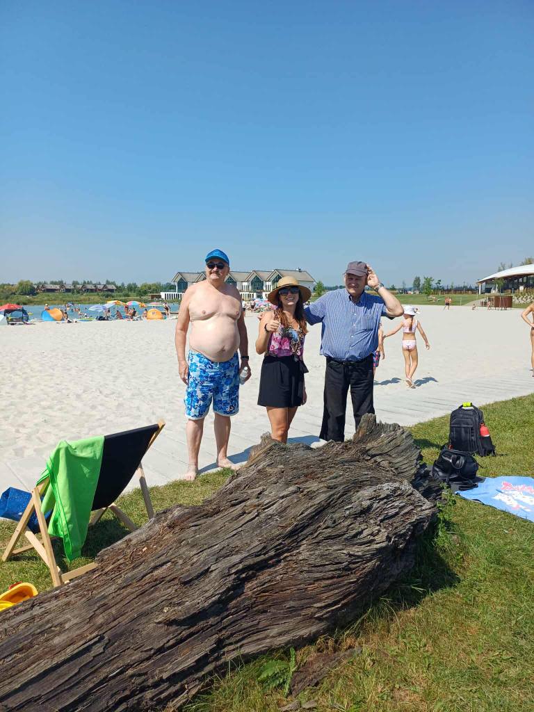 Grupa osób na plaży w Kuter Port Nieznanowice