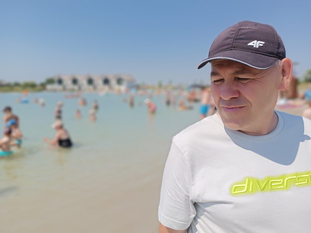 Grupa osób w kąpielisku Kuter Port