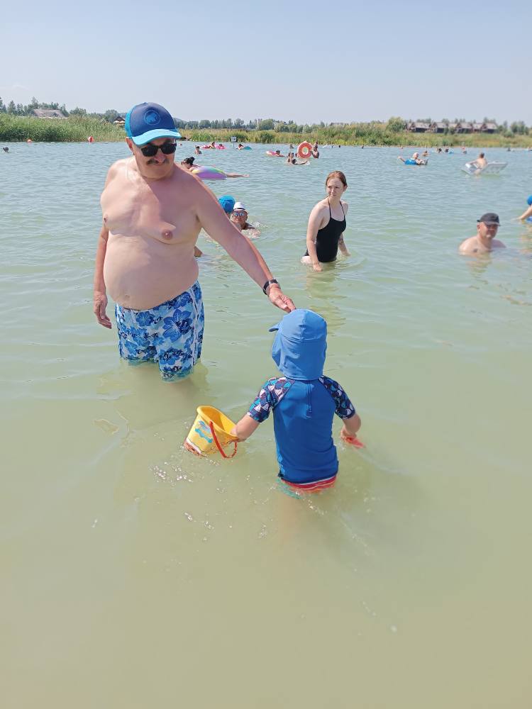 Grupa osób w kąpielisku Kuter Port