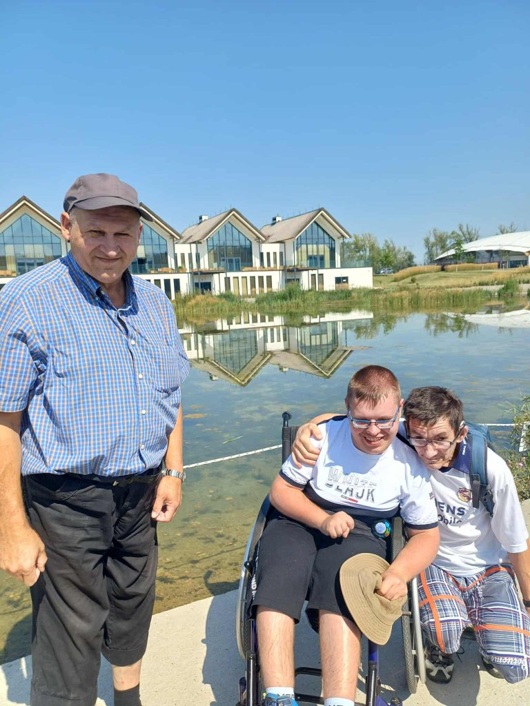 Grupa osób na plaży w Kuter Port Nieznanowice