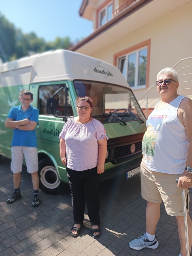 Podopieczni stoją przed lodziarnią