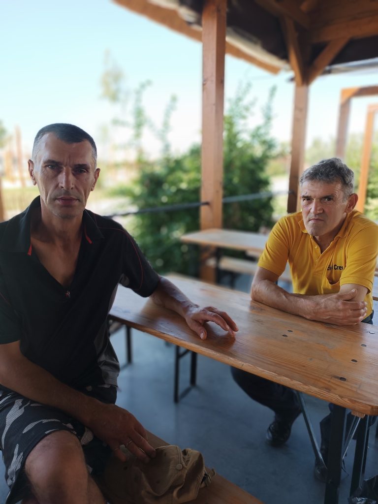 Podopieczni czekają na posiłek w Kuter Port