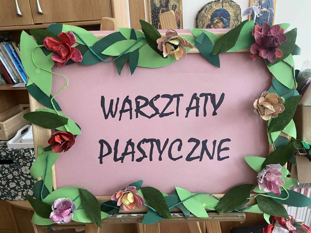plakat informujący o warsztatach plastycznych