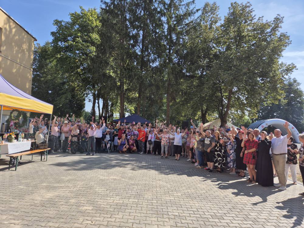 zdjęcie grupowe uczestników pikniku wakacyjnego