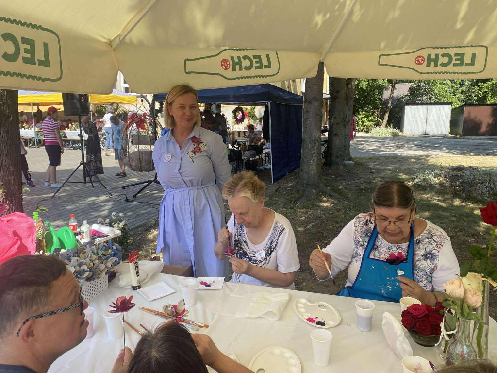grupa osób na warsztatach plastycznych