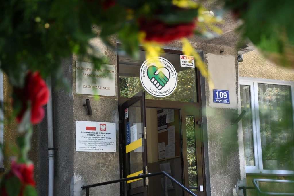 wejście do budynku ŚDS w Zagórzanach