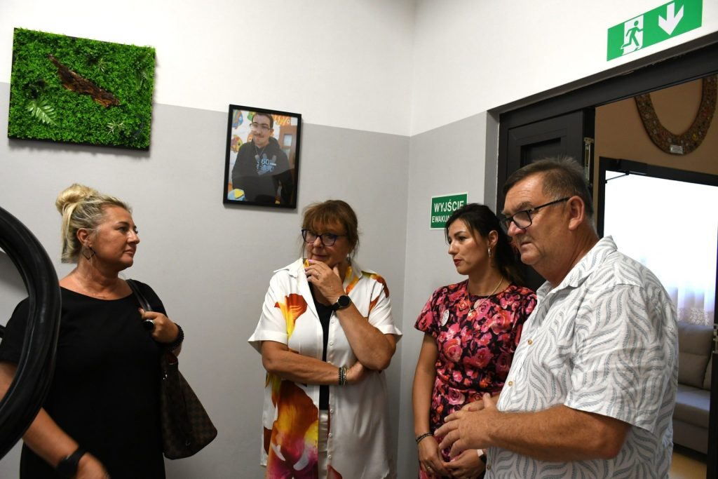 grupa osób dokonuje oficjalnego odbioru projektu
