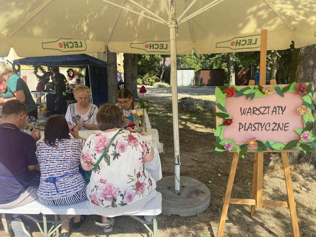 grupa osób na warsztatach plastycznych