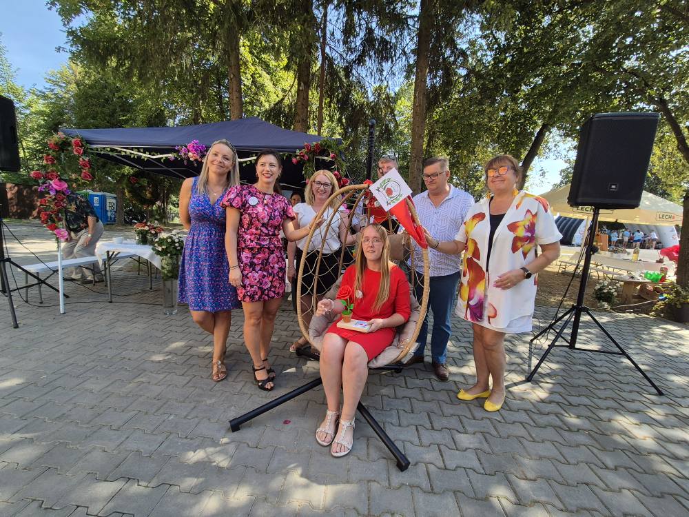 zdjęcie grupowe ze zwyciężczynią konkursu kulinarnego