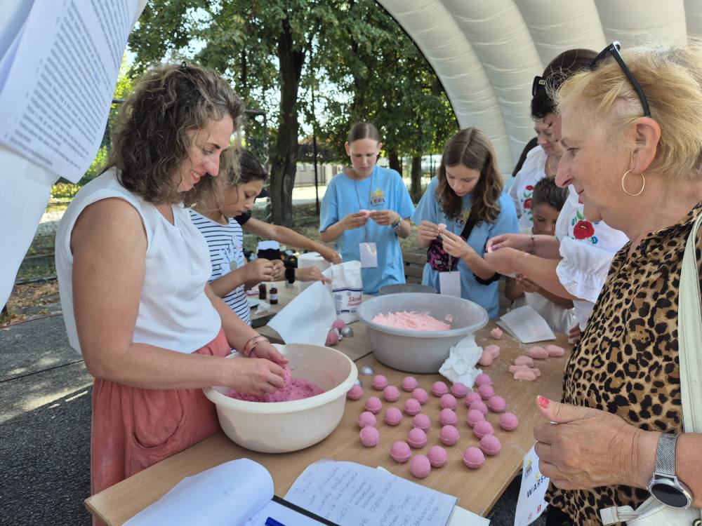 grupa osób na warsztatach robienia mydełek