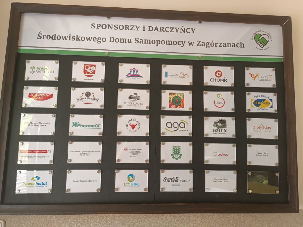 Tablica sponsorów ŚDS w Zagórzanach