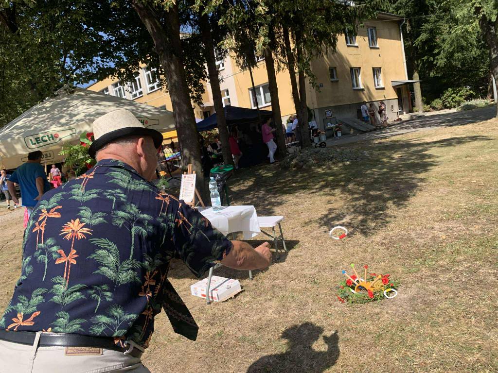 podopieczny bierze udział w konkurencji sportowej - rzuca do celu