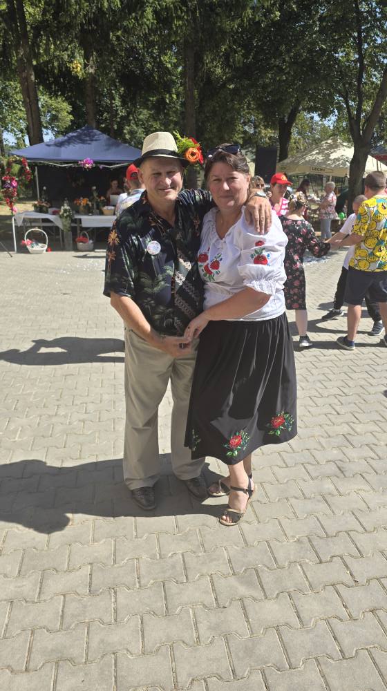 uczestnicy pikniku tańczą