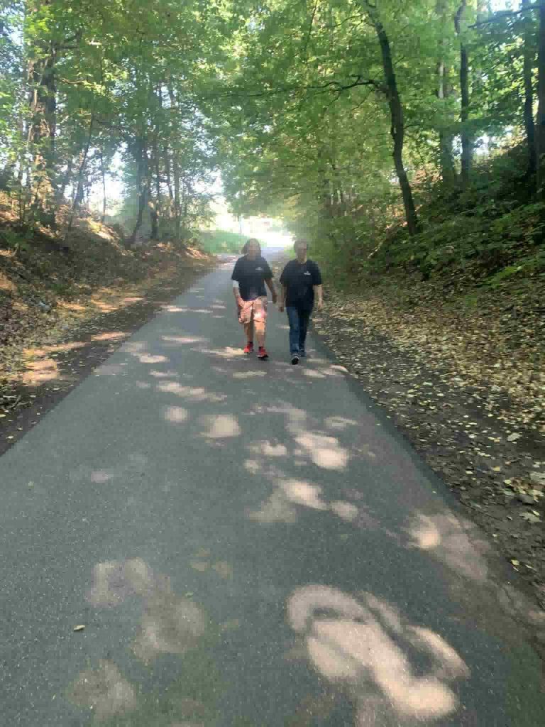 Podopieczne maszerują drogą przez las
