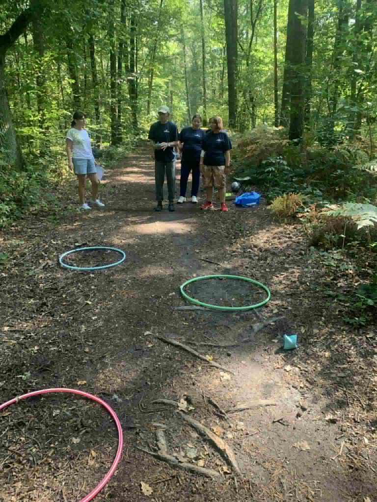 Podopieczni rozwiązują zadania podczas imprezy sportowo-naukowej