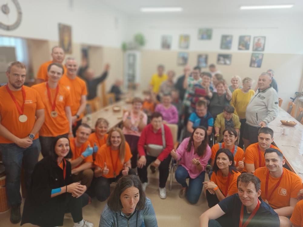 zdjęcie grupowe wolontariuszy ING i podopiecznych ŚDS