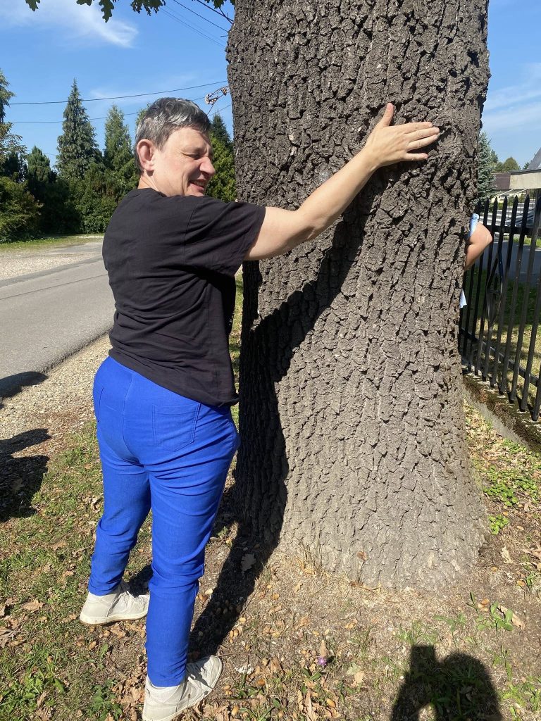 Podopieczna przytula się do drzewa