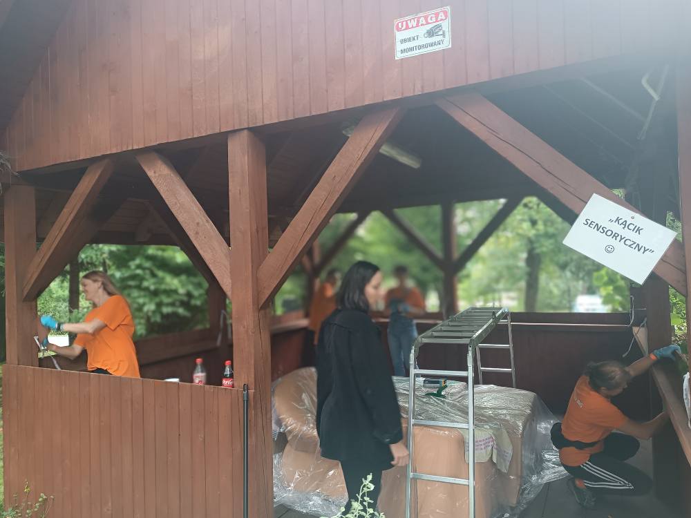 wolontariusze ING malują altankę ogrodową