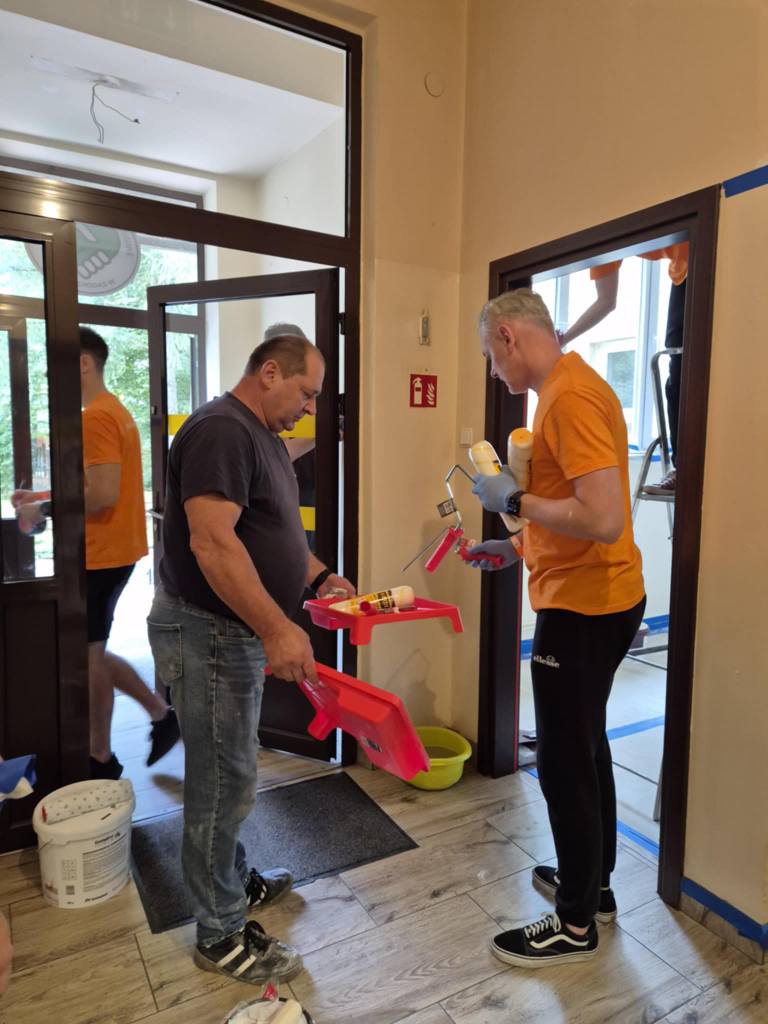 wolontariusze ING malują pomieszczenia w ŚDS