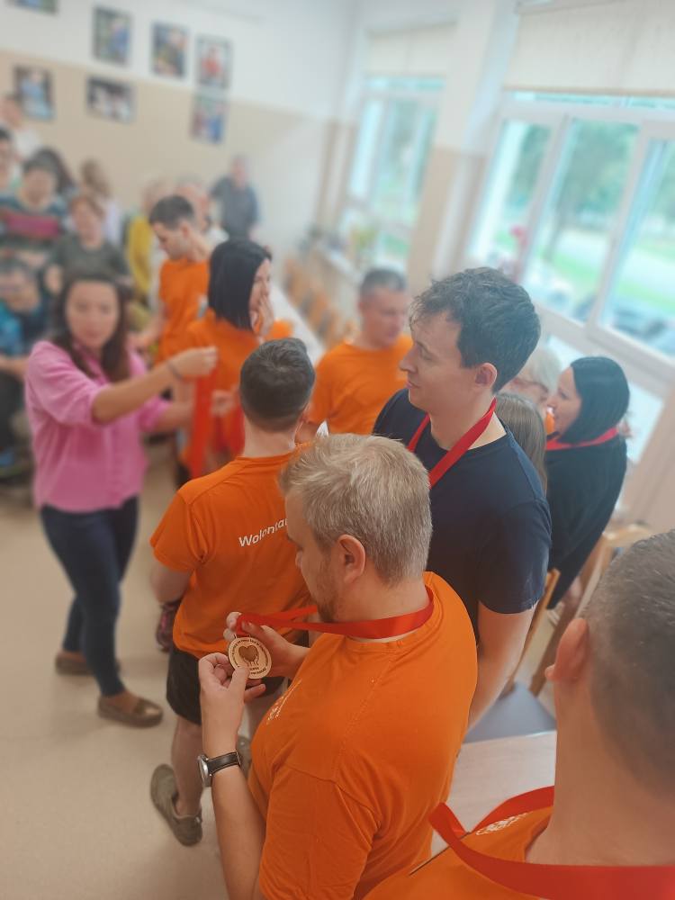 Wolontariusze z ING odbierają medale z podziękowaniem za wsparcie ŚDS