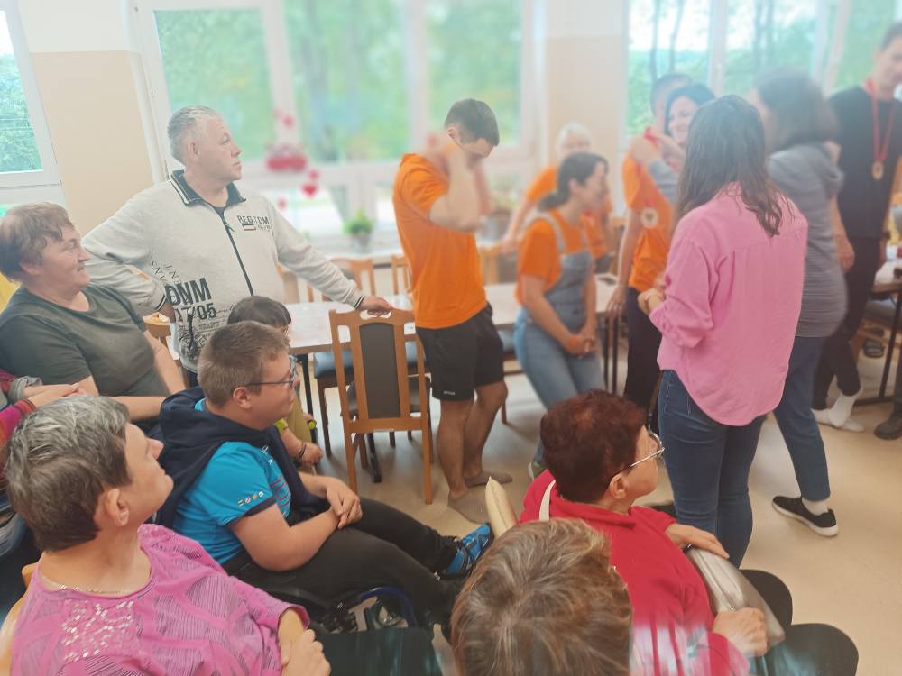 Wolontariusze z ING odbierają medale z podziękowaniem za wsparcie ŚDS