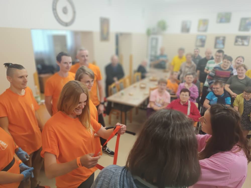Wolontariusze z ING odbierają medale z podziękowaniem za wsparcie ŚDS