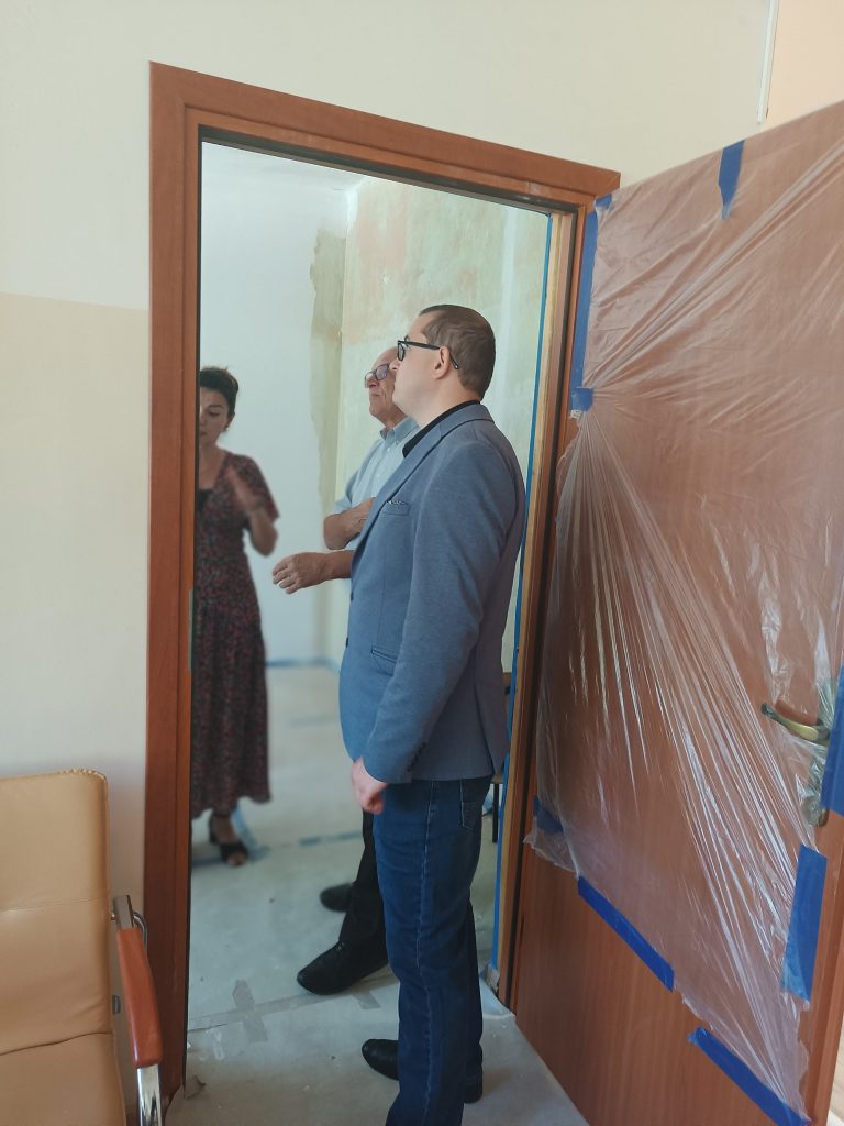 przedstawiciele Rady Gminy oglądają postęp remontu w pracowni krawiecko-hafciarskiej